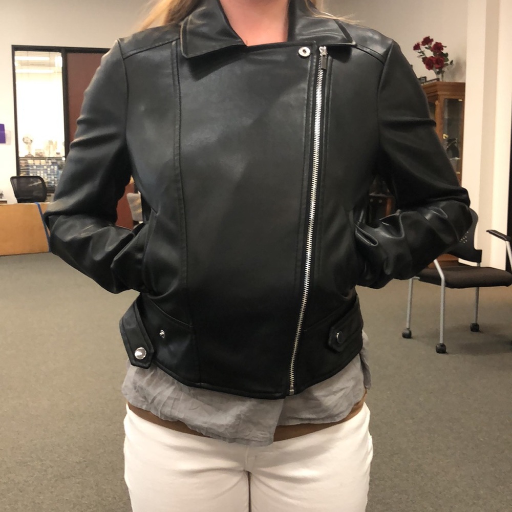 Ladies Dynamite faux leather jacket black very chic used in excellent condition.